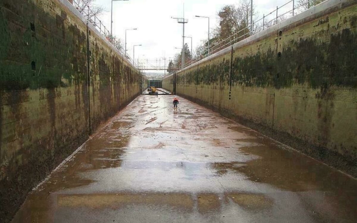 Das Tor einer Mainschleuse Das Tor einer Mainschleuse